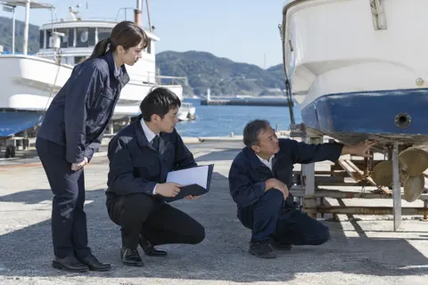 船の検査に立ち会う海事代理士（海事代理士の写真 No.22）