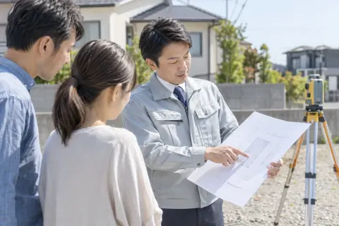 お客様に図面を見せて説明する調査士（土地家屋調査士・測量の写真 No.19）