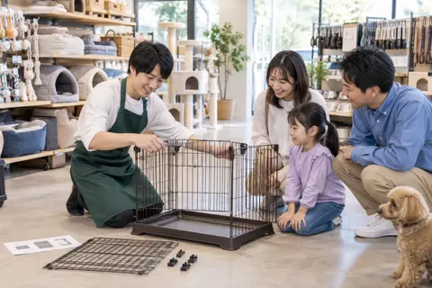 ケージの組み立て方を説明する店員（ペット用品店の写真 No.21）
