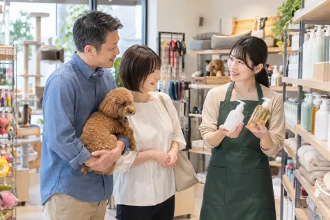 シャンプーの選び方を説明する店員（ペット用品店の写真 No.31）