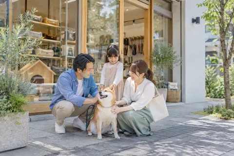 店の前で犬と待つ家族（ペット用品店の写真 No.34）