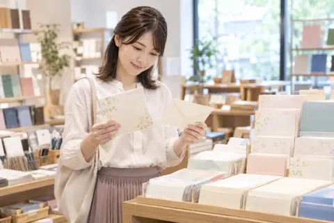 便せんと封筒を選ぶお客様（文房具・手芸用品の写真 No.19）