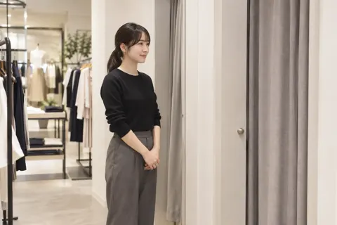 試着室の前で待つ店員（ファッション・アパレル・靴の写真 No.27）