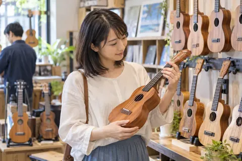 ウクレレを選ぶお客様（楽器店・レコードの写真 No.21）
