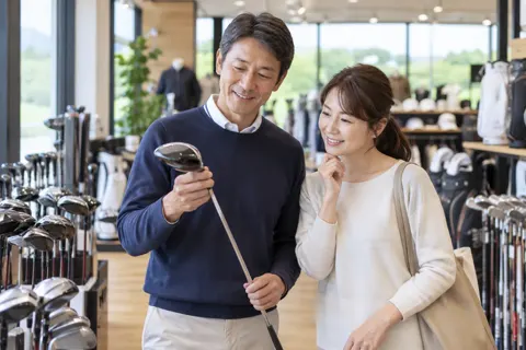 夫婦でクラブを選ぶお客様（ゴルフショップ・ゴルフ用品の写真 No.24）