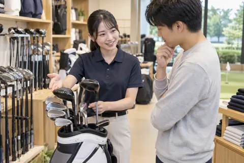 はじめての人にクラブのセットをすすめる店員（ゴルフショップ・ゴルフ用品の写真 No.25）