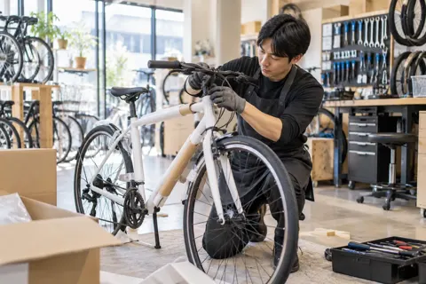 新しい自転車を組み立てる店員（自転車販売・修理の写真 No.35）