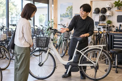 電動アシスト自転車の説明をする店員（自転車販売・修理の写真 No.39）