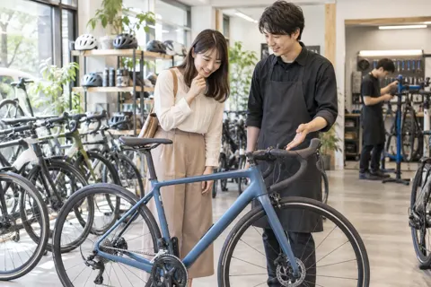 スポーツ用の自転車を見るお客様（自転車販売・修理の写真 No.40）