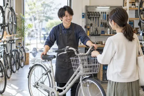 修理が終わった自転車をお客様にわたす店員（自転車販売・修理の写真 No.44）