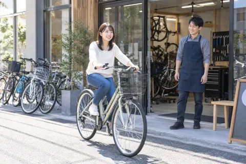 店の前で試し乗りをするお客様（自転車販売・修理の写真 No.46）