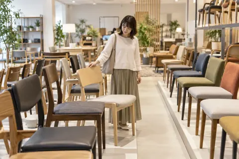 いすがずらりと並んだ売り場（家具の写真 No.36）