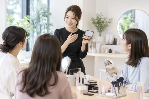 メイクの講習会で話す店員と参加者たち（コスメ・化粧品の写真 No.44）