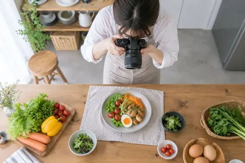 料理の写真を上から撮る店主（ネットショップ・通販の写真 No.27）