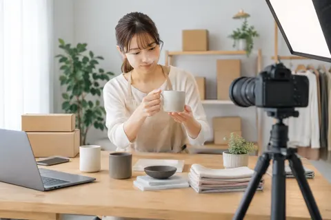 撮影の道具と商品がならんだ机（ネットショップ・通販の写真 No.48）
