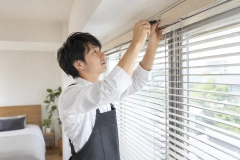 ブラインドを取り付ける店員（寝具・カーテンの写真 No.24）