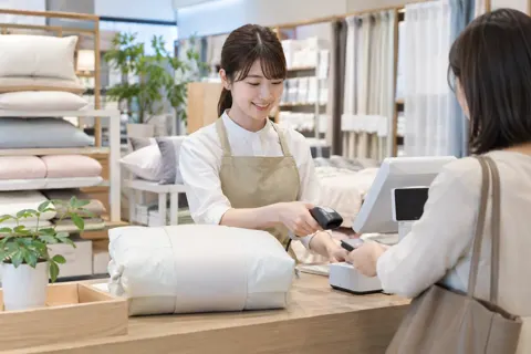 レジで会計をする店員（寝具・カーテンの写真 No.34）