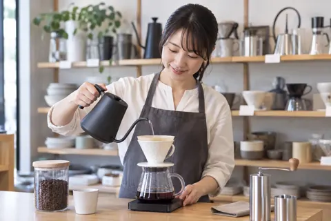 コーヒーの道具の使い方を見せる店員（食器・キッチン用品の写真 No.21）