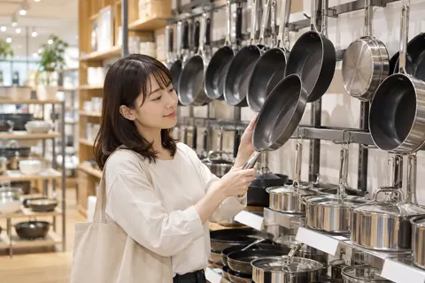なべとフライパンがかかった売り場（食器・キッチン用品の写真 No.36）