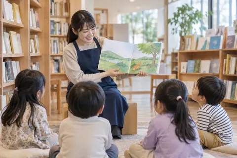 読み聞かせの会で絵本を読む店員と子どもたち（書店・古書の写真 No.26）