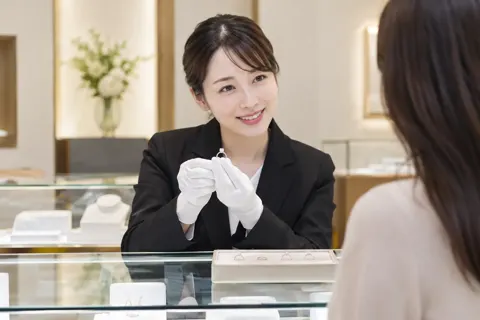 ショーケースから指輪を出して見せる店員（時計・宝飾の写真 No.19）