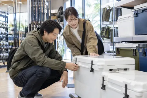 クーラーボックスを選ぶお客様（釣具店・フィッシング用品の写真 No.27）