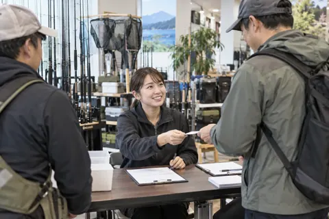 つりの大会の受付をする店員（釣具店・フィッシング用品の写真 No.33）