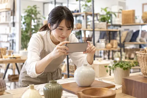 スマホで商品の写真を撮る店員（雑貨・インテリア小物の写真 No.44）