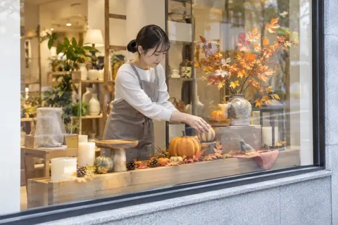 ショーウィンドウを季節のかざりにかえる店員（雑貨・インテリア小物の写真 No.45）