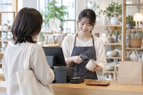 レジで会計をする店員（雑貨・インテリア小物の写真 No.46）