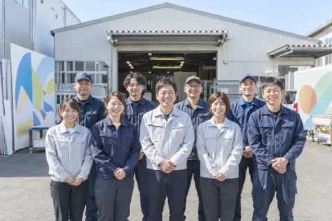 工場の前に並んだ社員の集合写真（印刷・看板の写真 No.35）