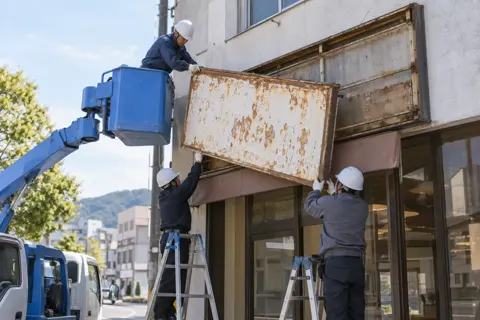 古い看板を取り外す職人たち（印刷・看板の写真 No.51）