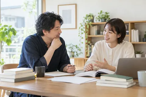 著者と打ち合わせをする編集者（出版・編集・ライターの写真 No.24）