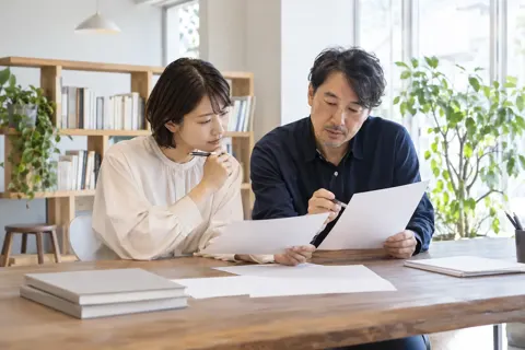 校正の紙を二人で読み合わせる様子（出版・編集・ライターの写真 No.31）