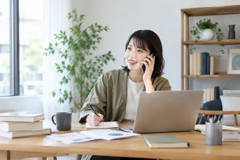 電話で取材の約束をする編集者（出版・編集・ライターの写真 No.34）