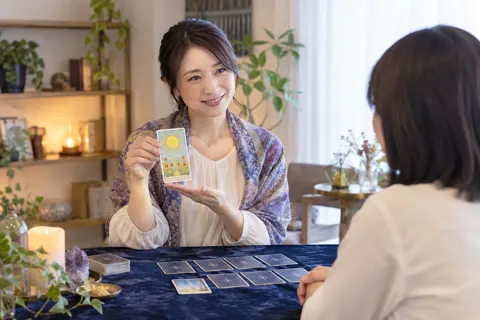 カードを1枚めくって見せる占い師（占い・鑑定の写真 No.31）