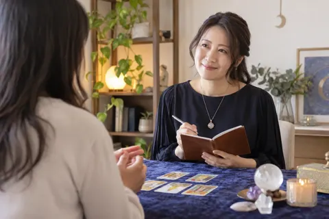 お客様の話をうなずいて聞く占い師（占い・鑑定の写真 No.32）