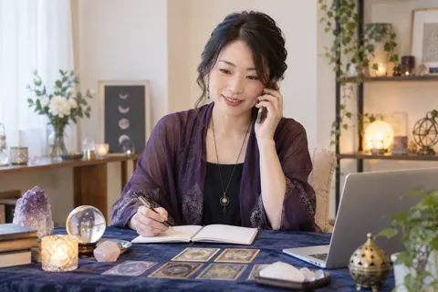 電話で相談を受ける占い師（占い・鑑定の写真 No.34）
