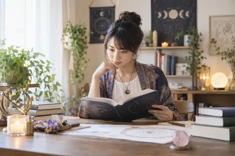 占いの本を読んで勉強する占い師（占い・鑑定の写真 No.43）