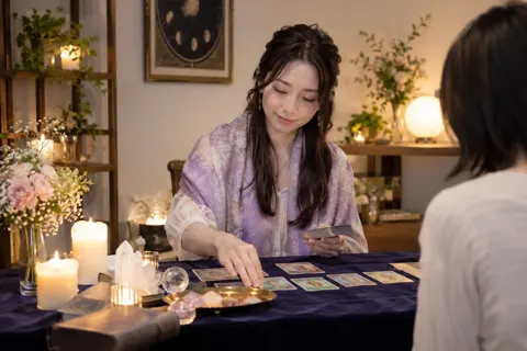 ろうそくと花をかざった鑑定の机（占い・鑑定の写真 No.46）